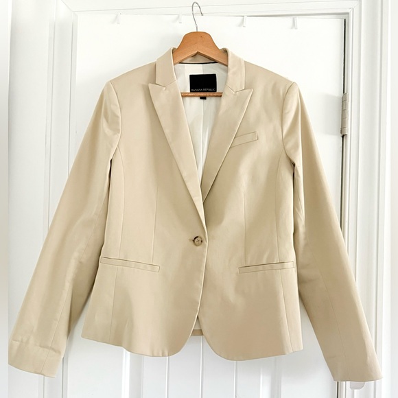 Banana Republic Jackets & Blazers - Banana Republic Woman’s Khaki Blazer size 6